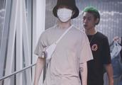 Fan Chengcheng wears knickers of black of gray T-shirt collocation to show body airport, dai Yufu ca
