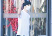 Fan Chengcheng wears wool hat and white guaze mask to wear white T-shirt to show body airport, wave