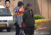 Wu Jing takes parents to receive Wu Suo to call classes are over, piquant sit son bicycle shows cont