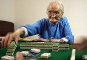 One old lady hits Chongqing mahjong never has been