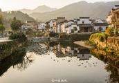Huang Shan has a beautiful village, with woodcarvi