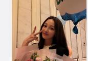 Group plan: Does Yao Di celebrate 37 years old of birthday to close to hold a flower in both hands t