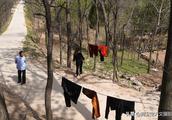 Shanxi farmer washs the dress need not washing machine, see used what good way