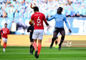 Feng Xiao Ting takes a ball to be breathed out slowly madly by Dalian fan! Dalian fan does not like