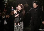 Shen Teng does banquet wife Wang Qi 100 days for the son postpartum thin chin giving a tip