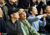 Yu Wenle's couple watchs basket ball game, red li
