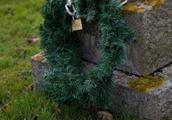 Graveyard is stolen two years 130 many wreath, the