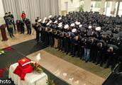 Wipe away tears send off! On business of policeman of 29 years old of newly-married sacrifices, traf