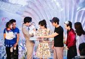 Wu Minxia's couple does a banquet 100 days for th