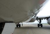 Serious wind shear, for two times stall warning! Head ship plane landing gear ruptures to fall fully
