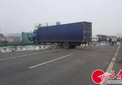 Two van barge against keeps apart the high speed that circle a city nearly 50 meters the damage that