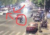 Changzhou is diligent trade logic produces miserable intense traffic accident! The man is bumped to