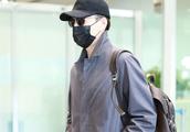 Jin Dong is worn handsome gray coat shows body airport, wear tight of wrap up of cap of guaze mask b
