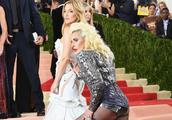 Lady Gaga appears on red carpet, hate socks of day of tall, flue, tall forked pants to exhibit mad w
