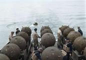 World War II is high-definition photograph: U.S. Army aircraft carrier is sunken the instant, there