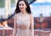 Yang Mi is helped up to get off by assistant, spread a leg that momently, vermicelli made from bean