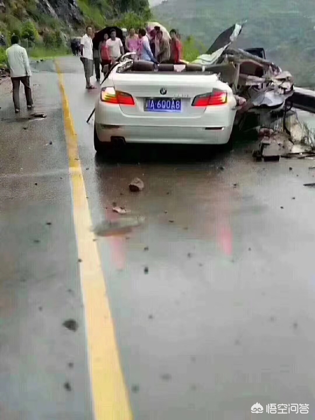 重庆一客车被落石砸中致6死9伤，对向车辆行车记录仪拍下事发瞬间 | 极目新闻