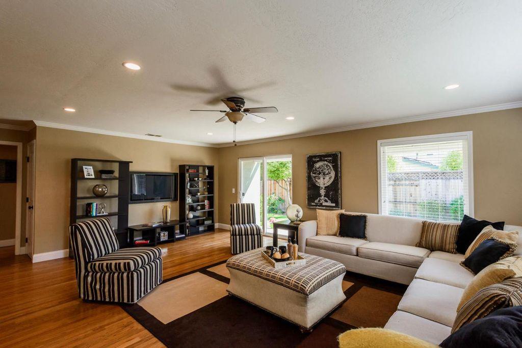 位于澳大利亚纽卡斯尔的一套居民住宅,客厅 -