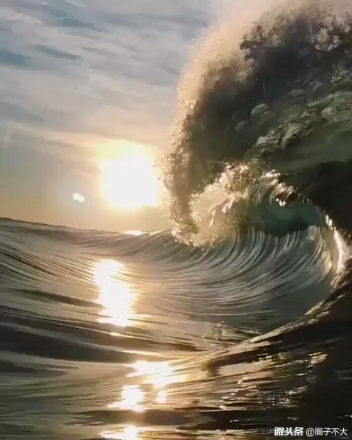 夕阳下,惊涛巨浪也有别样的美
