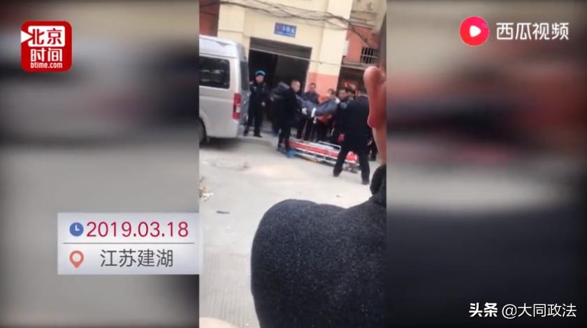 【13岁男孩家中砍死母亲 警方:因其母管 - 今日