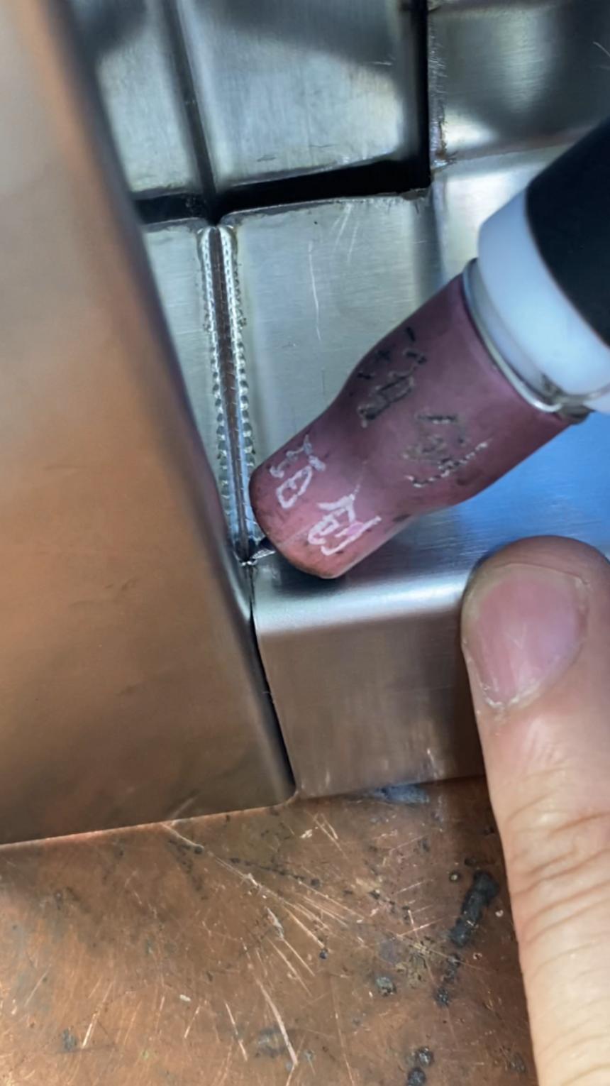 白钢内角满焊银白色焊点