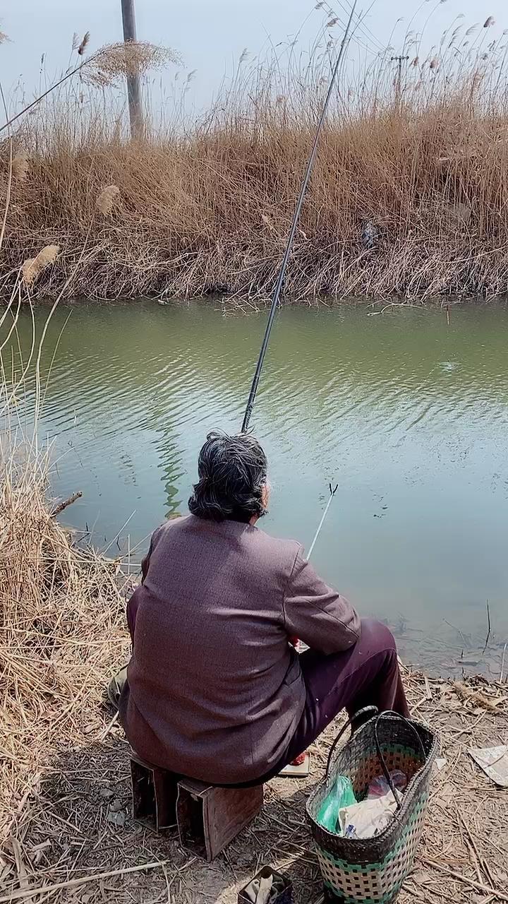 我家爱钓鱼的老太太