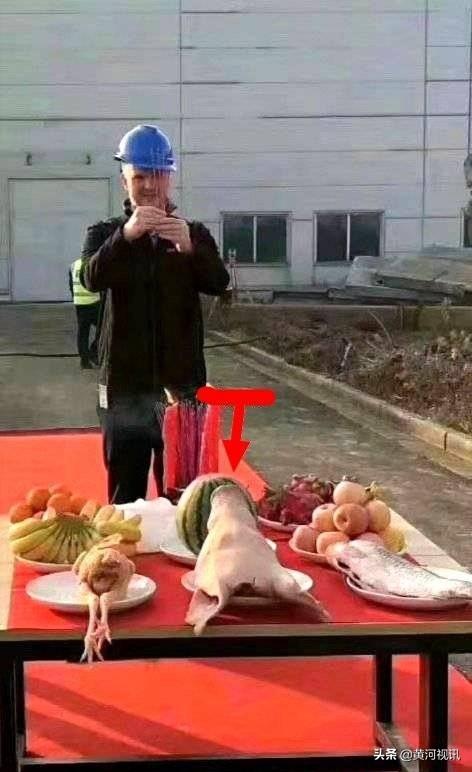 据说下图是特斯拉上海工厂开工仪式,洋人不 -