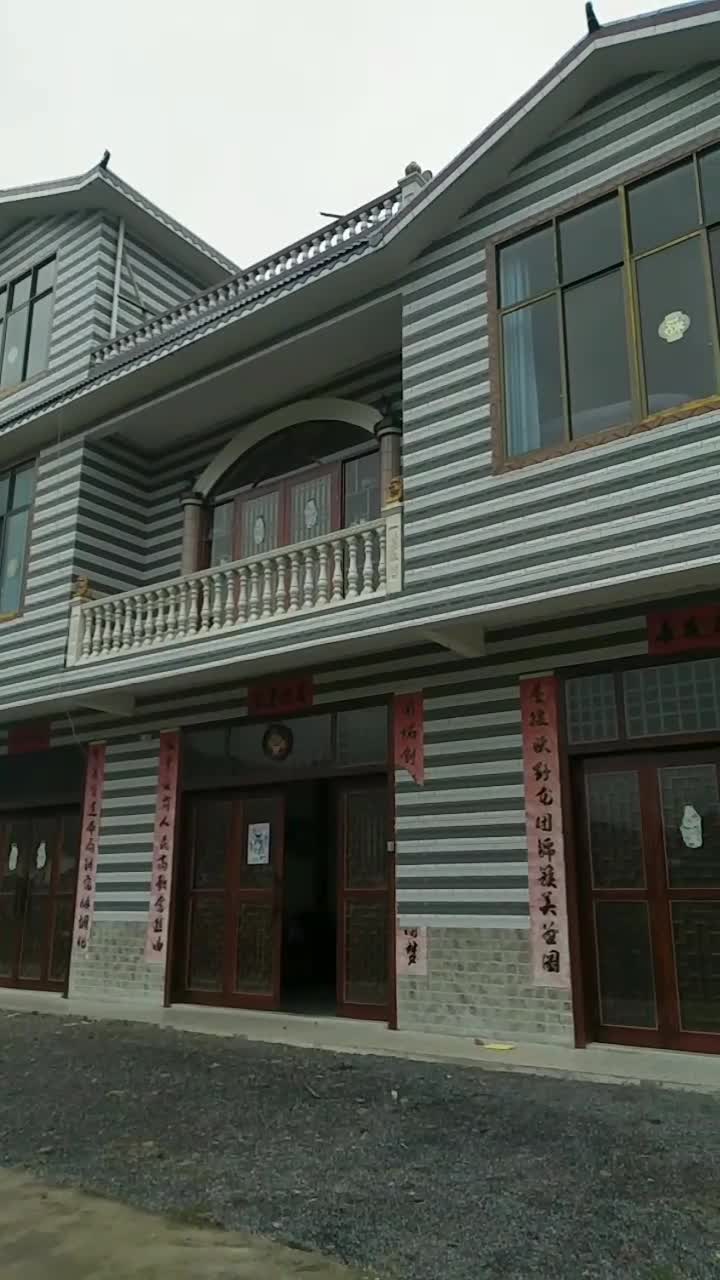 农村公路边带门面的两层半房子