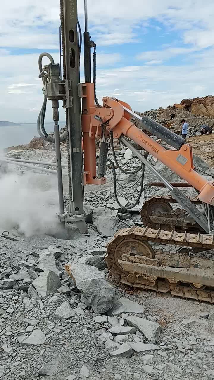 广东矿山的石头很硬!生猛的钻孔机械,看了我真的服了