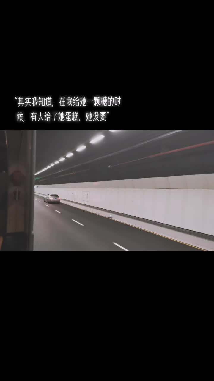 一天他面无表情的看着你,云淡风轻的对你笑,那恭喜你,你们彻底结束了