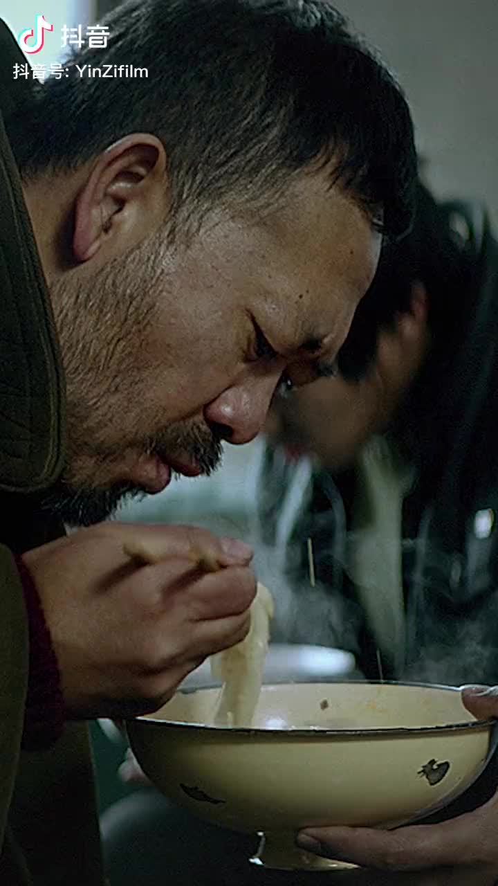 卑微的很彻底,干净的很纯粹,所以活的很狼狈.