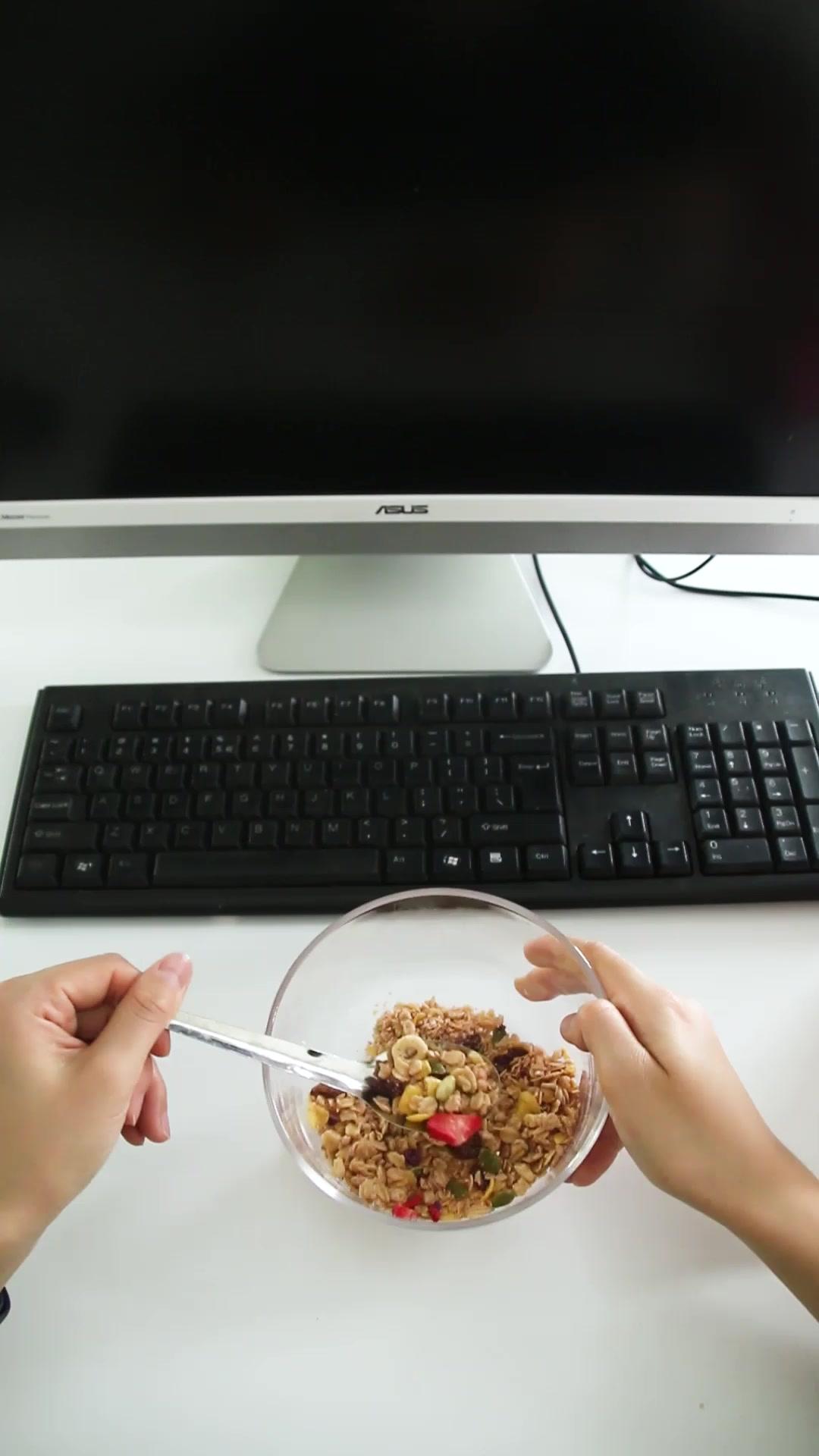 零食 #上班偷吃零食 @抖音短视频