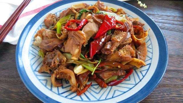 食材主料熟羊脸250g青椒50g红椒50g辅料油适量盐适量姜适量干辣椒适量