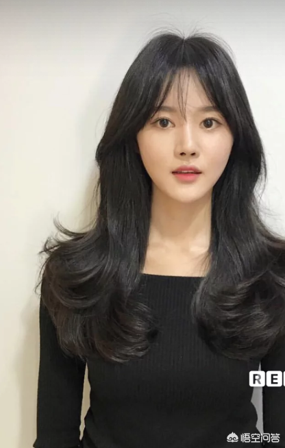 圆脸,发际线高的学生党适合剪什么发型?