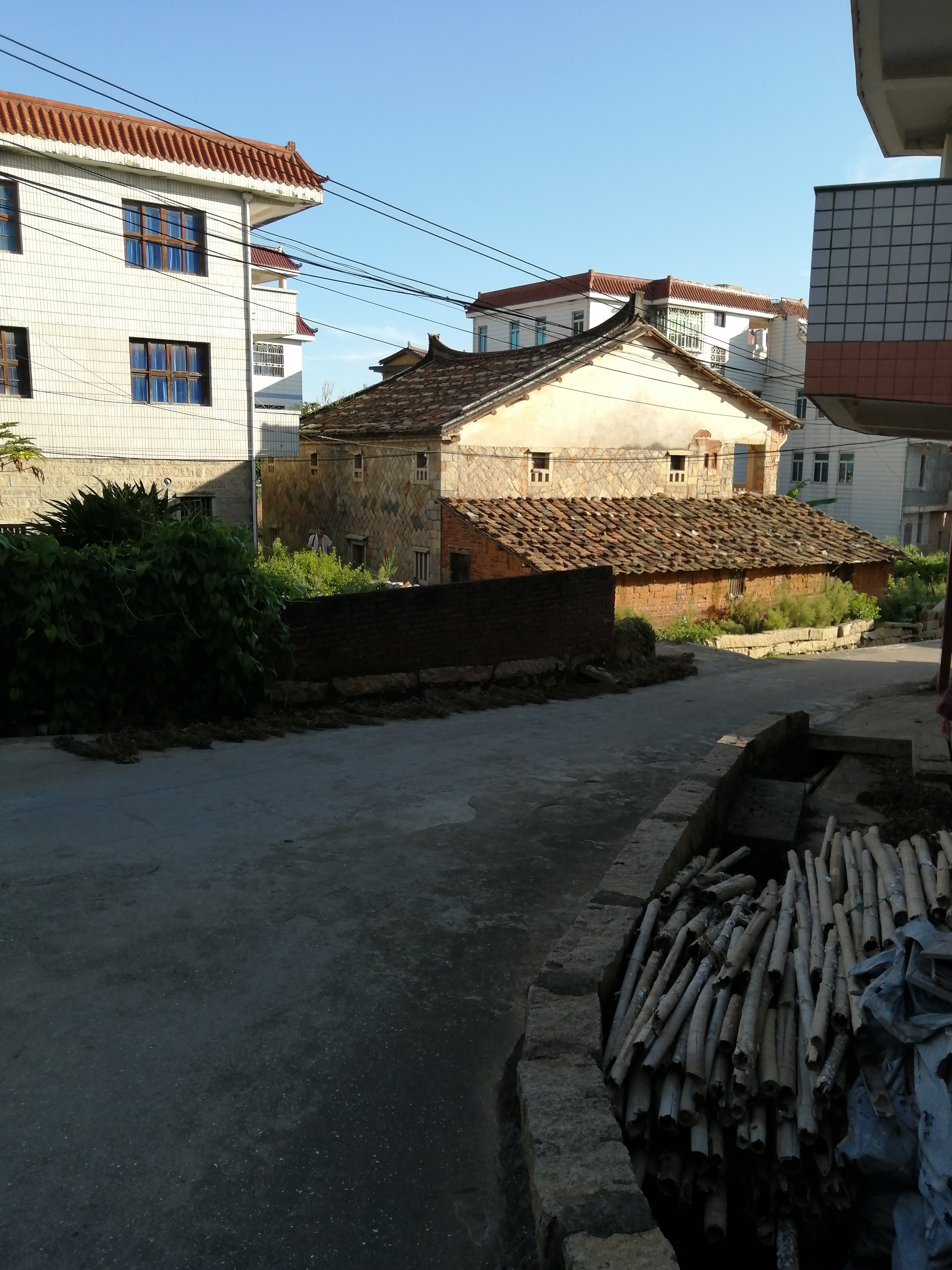 90年代前我家乡福建,当时村里的房子,富裕一些的家庭是盖2层的石头房